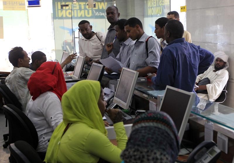© Reuters. الجنيه السوداني يتراجع في السوق السوداء وسط نقص الدولار