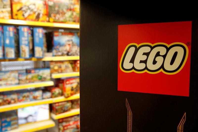 © Reuters. Logo da Lego em loja de Bonn, Alemanha