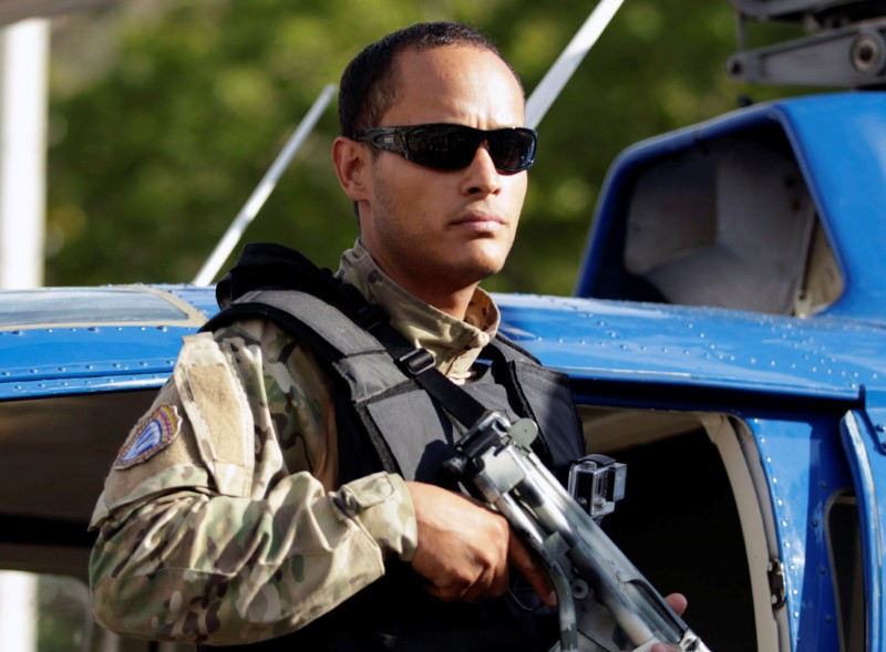 © Reuters. Ex-piloto da polícia venezuelana Oscar Perez posa para fotos durante evento, em Caracas