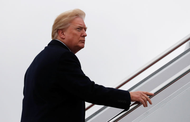 © Reuters. U.S. President Donald Trump boards Air Force One upon departure from Joint Base Andrews in Maryland