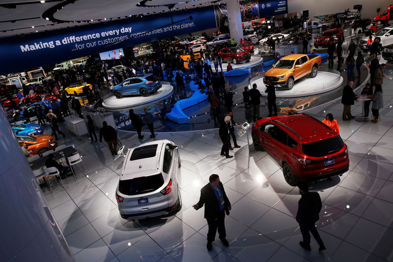 © Reuters. Reporters and guests visit the North American International Auto Show in Detroit