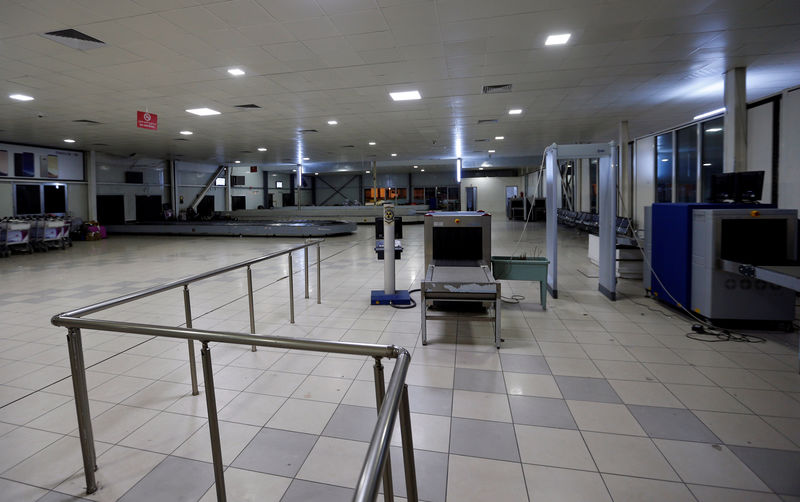 © Reuters. Aeroporto de Mitiga vazio em Tripoli, Líbia