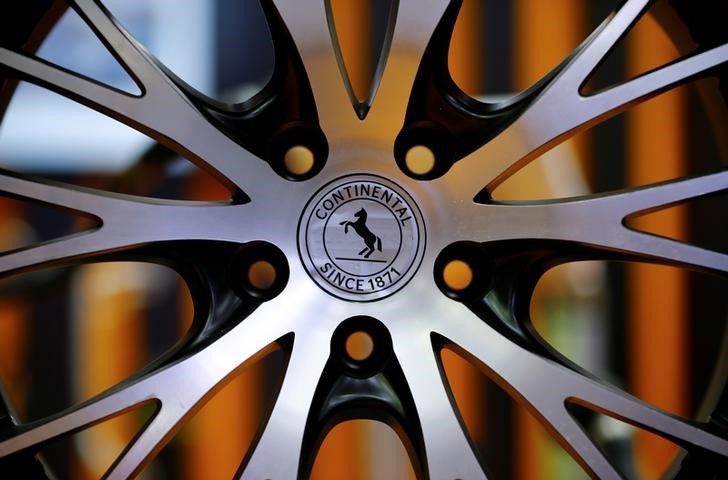 © Reuters. The logo of Continental is pictured on a rim in Hanover
