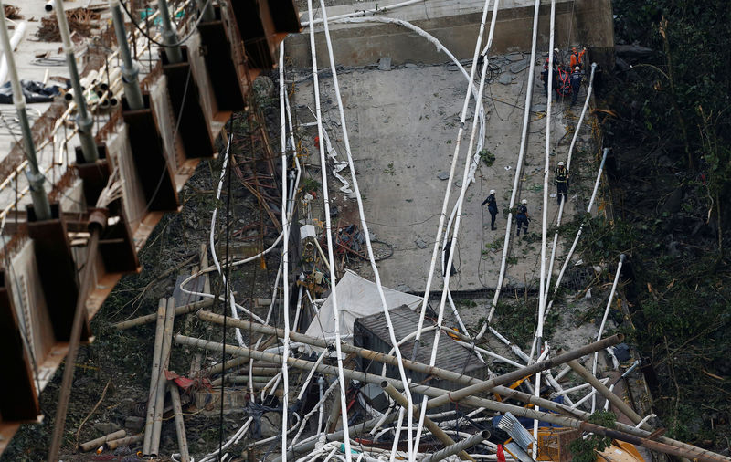 © Reuters. مقتل تسعة عمال وإصابة خمسة في انهيار جسر تحت الإنشاء في كولومبيا
