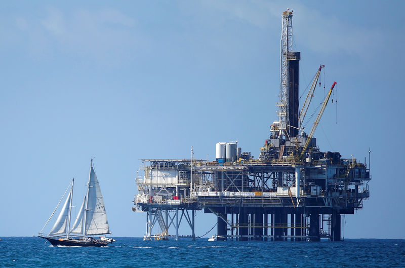 © Reuters. FILE PHOTO: An offshore oil platform is seen in Huntington Beach