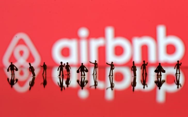 © Reuters. FILE PHOTO: A 3D printed people's models are seen in front of a displayed Airbnb logo in this illustration