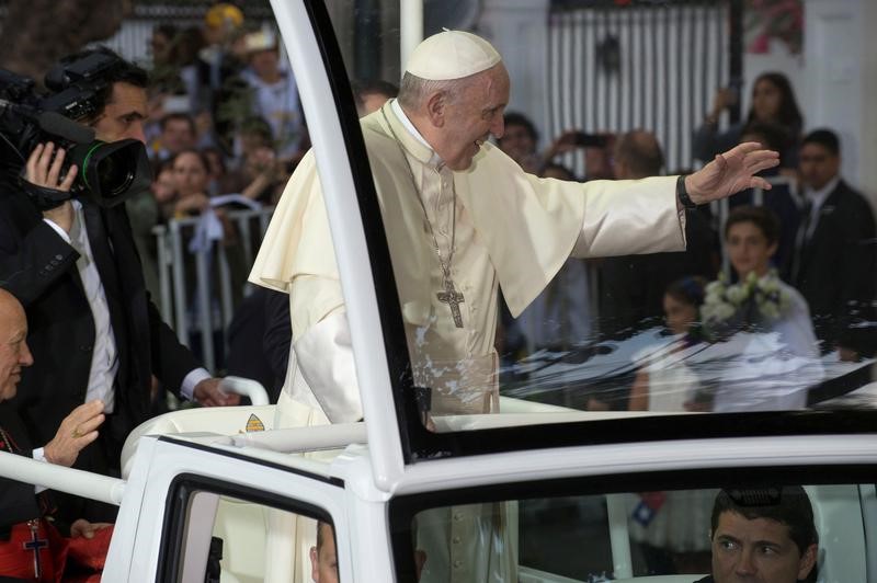 © Reuters. البابا يصل إلى تشيلي لتعزيز مصداقية الكنيسة التي أضرت بها فضائح جنسية