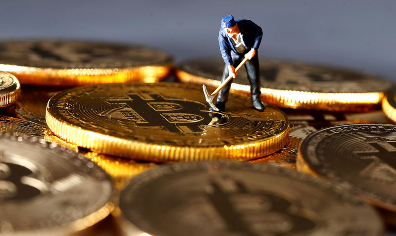 © Reuters. A small toy figure is seen on representations of the Bitcoin virtual currency in this illustration picture