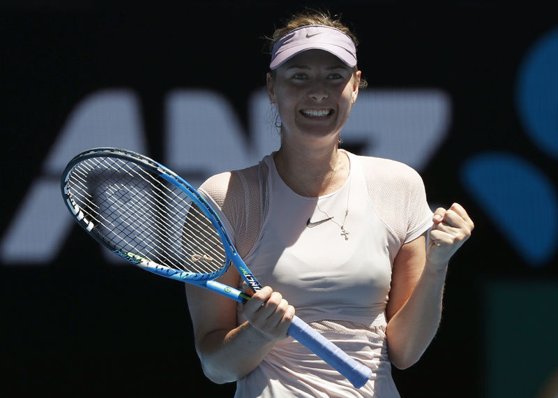 © Reuters. Sharapova vence a la alemana Tatjana Maria en su regreso a Melbourne