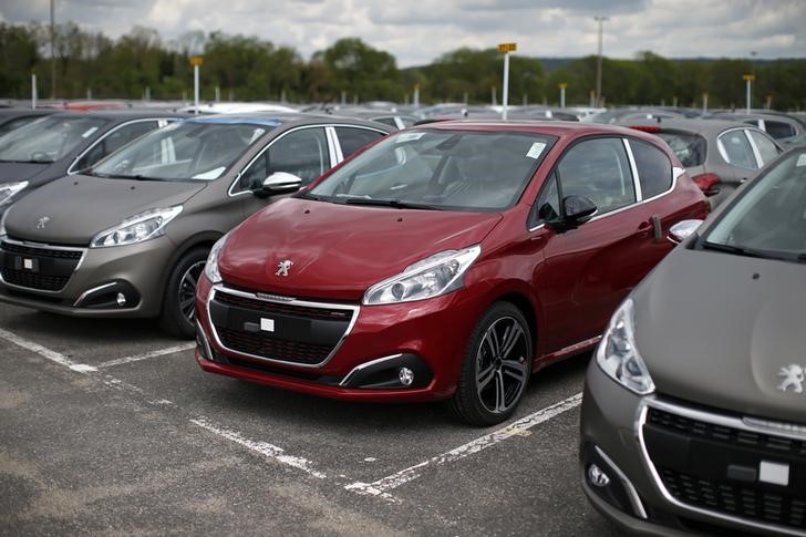 © Reuters. Автомобили Peugeot 208 на заводе PSA Peugeot Citroen в Пуасси