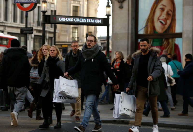 © Reuters. Shoppers cross the street at Oxford Circus in London