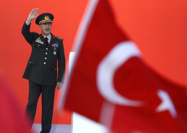 © Reuters. قائد الجيش التركي: لن نسمح بدعم وحدات حماية الشعب