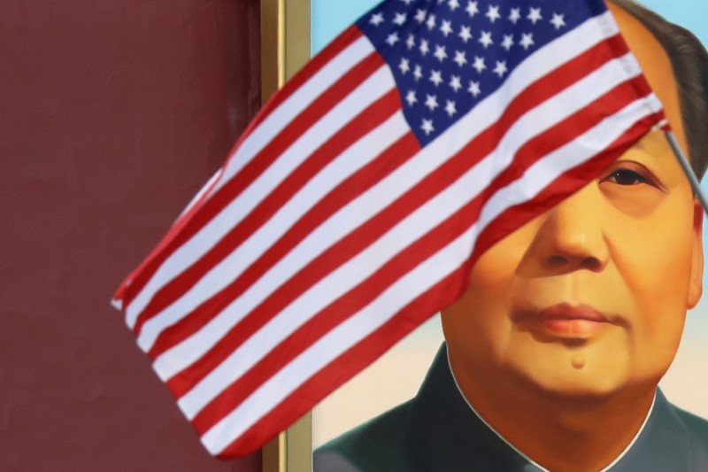 © Reuters. Флаг США на фоне портрета Мао Цзэдуна на Вратах небесного спокойствия в Пекине