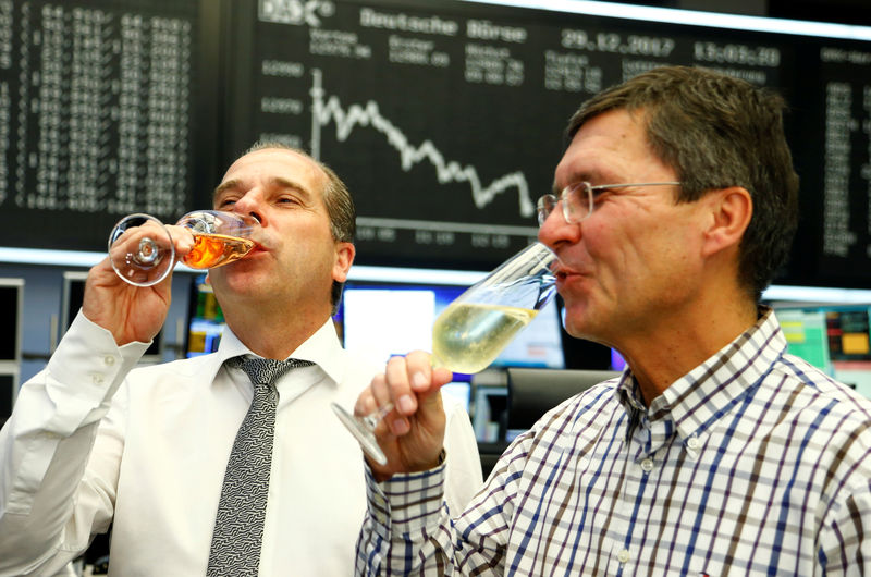 © Reuters. Trader festeggiano l'ultima seduta dell'anno alla Borsa di Francoforte