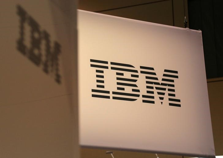 © Reuters. FILE PHOTO: The logo for IBM is seen at the SIBOS banking and financial conference in Toronto