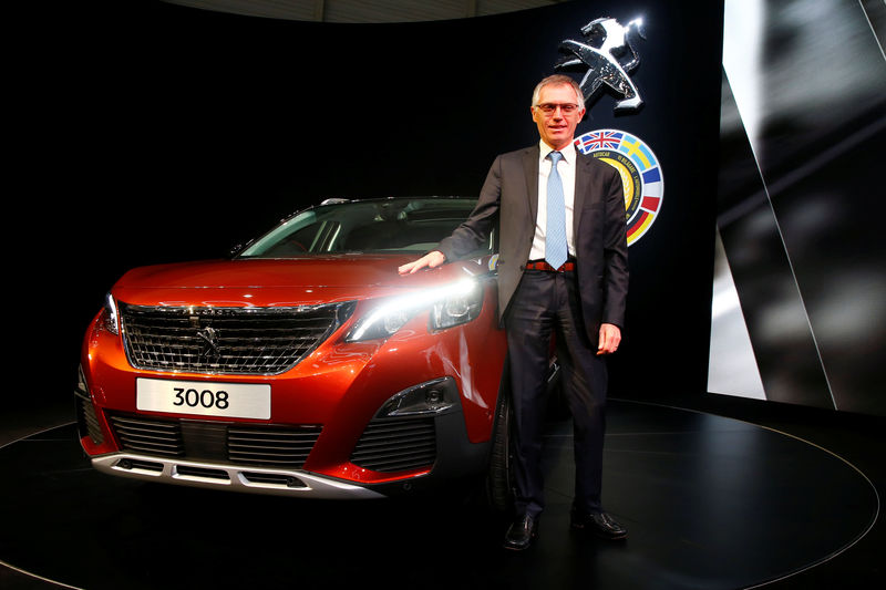 © Reuters. FILE PHOTO: Tavares, CEO of PSA Peugeot Citroen, poses with the Car of the Year Peugeot 3008 during the 87th International Motor Show at Palexpo in Geneva