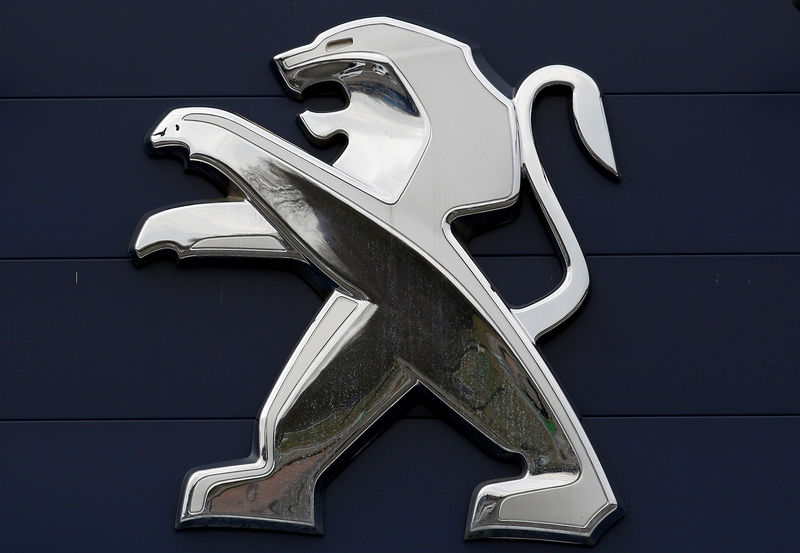 © Reuters. FILE PHOTO: The logo of Peugeot, part of French carmaker PSA Group, is seen at a dealership of the brand in Saverne