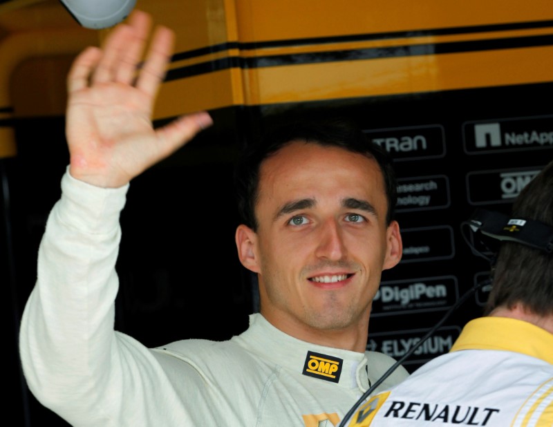 © Reuters. FILE PHOTO: Renault Formula One driver Robert Kubica of Poland arrives in his box during the second practice session at the Hungaroring circuit near Budapest