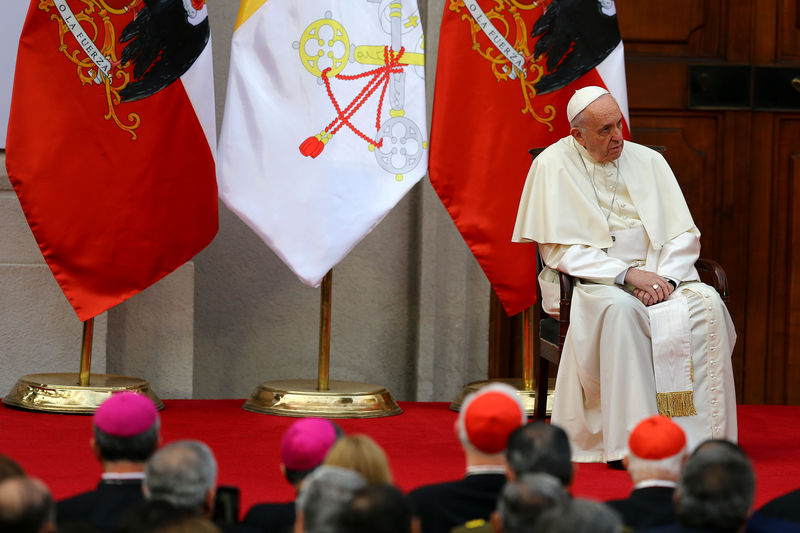 © Reuters. Papa Francisco fala ao lado da presidente do Chile, Michelle Bachelet, no palácio presidencial de La Moneda, em Santiago