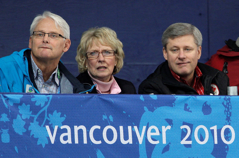 © Reuters. FILE PHOTO: Canadian Prime Minister Stephen Harper watches gold medal wheelchair curling match at the Vancouver 2010 Winter Paralympics