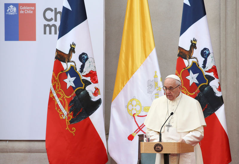 © Reuters. El papa Francisco pide perdón por abusos sexuales de sacerdotes a menores en Chile