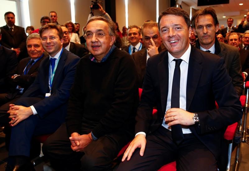 © Reuters. L'allora premier Matteo Renzi e l'AD di Fca Sergio Marchionne in un'immagine d'archivio