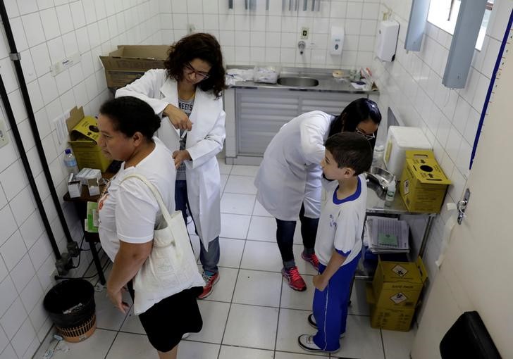 © Reuters. Agentes de saúde aplicam vacina para febre amarela em São Paulo