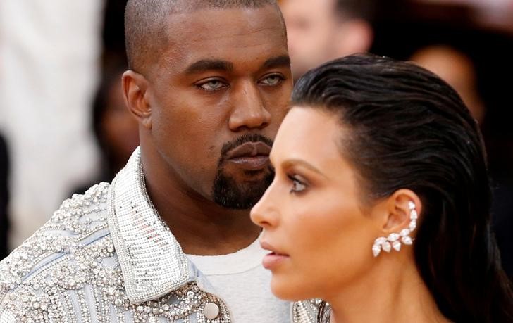 © Reuters. FILE PHOTO -  Musician Kanye West and wife Kim Kardashian arrive at the Met Gala in New York