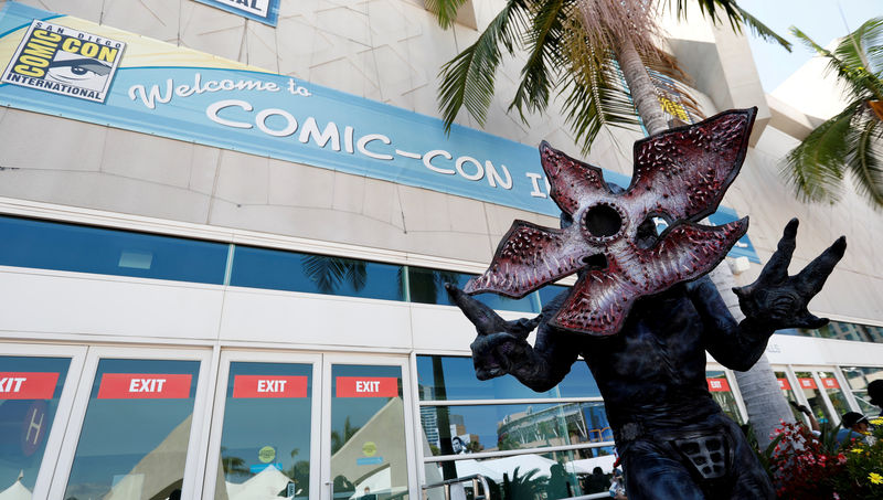 © Reuters. FILE PHOTO: Schoelen poses dressed like the character of Demogorgon from "Stranger Things" during the 2017 Comic-Con International Convention in San Diego