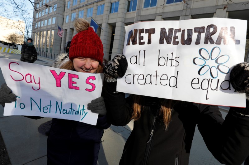 © Reuters. FILE PHOTO - Net neutrality advocates rally in front of the Federal Communications Commission in Washington