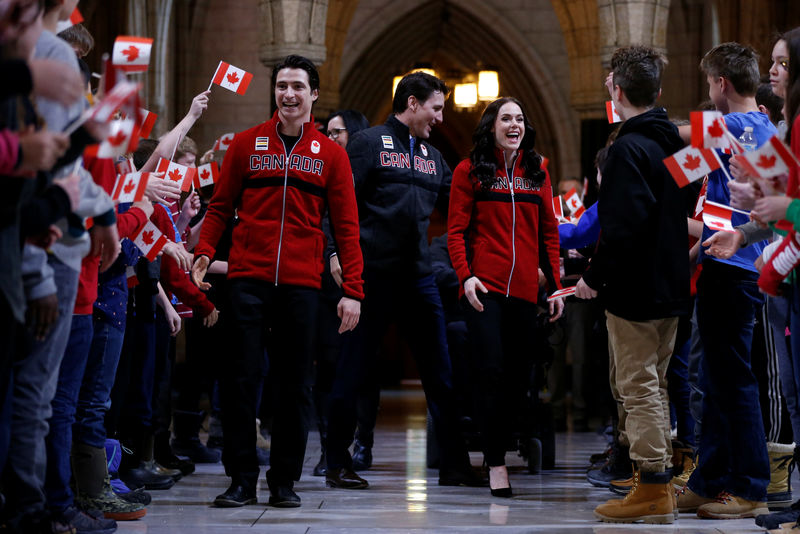 © Reuters. Ice dancers Virtue and Moir greet school children with Canada's PM Trudeau before being named Canada's flag-bearers for the 2018 Pyeongchang Winter Olympic Games, in Ottawa
