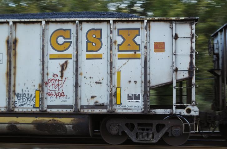 © Reuters. A CSX gondola car full of coal moves through the switchyard in Brunswick, Maryland