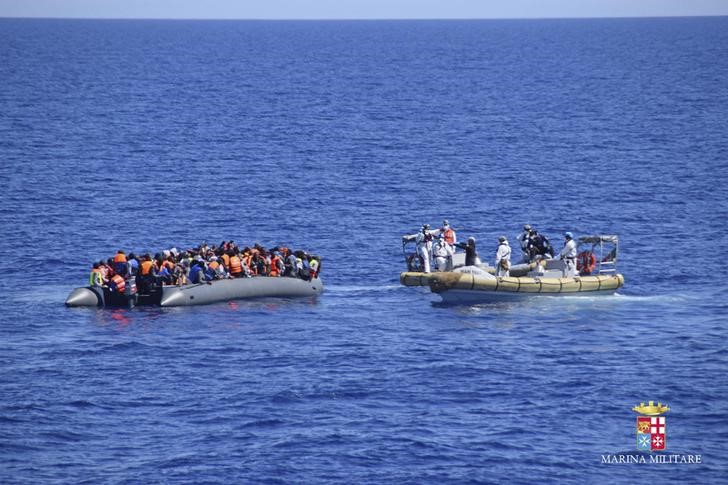 © Reuters. Bote de imigrantes é resgatado por marinha italiana na costa da Silícia, Itália