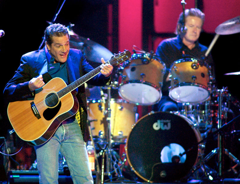 © Reuters. FILE PHOTO: Glenn Frey of the Eagles performs in Las Vegas