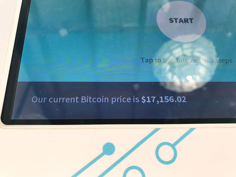 © Reuters. A Bitcoin ATM screen is seen in Santa Monica