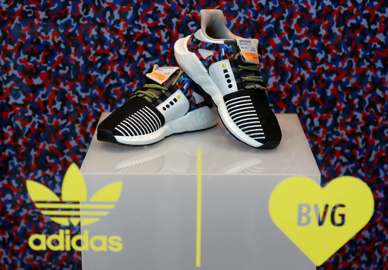 © Reuters. إقبال شديد على شراء أحذية رياضية مستوحاة من مترو الأنفاق في ألمانيا