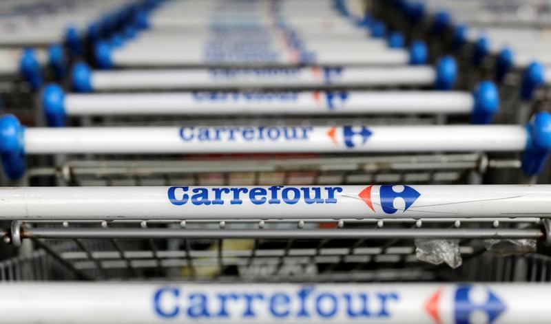 © Reuters. Logo do Carrefour em carrinhos da rede em São Paulo