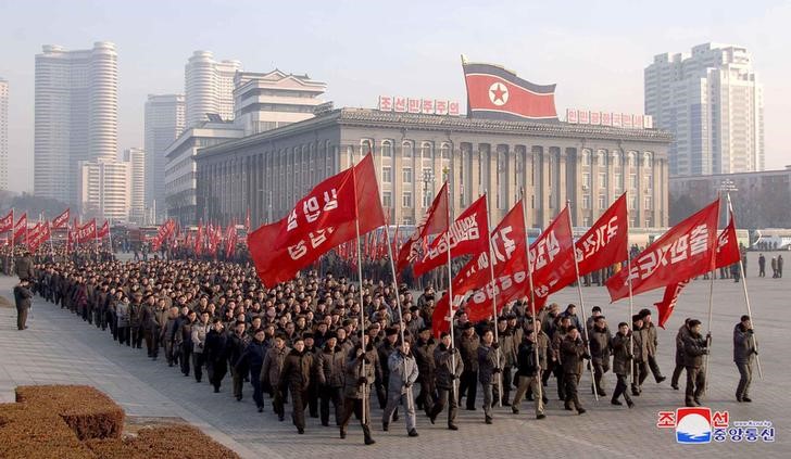 © Reuters. Funcionários do governo da Coreia do Norte desfilam em Pyongyang