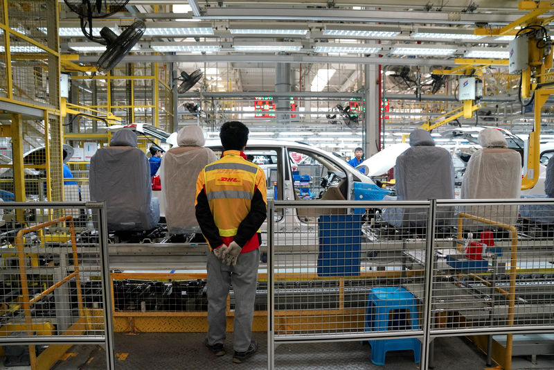 © Reuters. An employe of DHL works inside a Baojun car final assembly plant operated by General Motors Co and its local joint-venture partners in Liuzhou