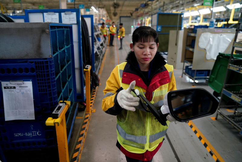 © Reuters. An employe of DHL works inside a Baojun car final assembly plant operated by General Motors Co and its local joint-venture partners in Liuzhou