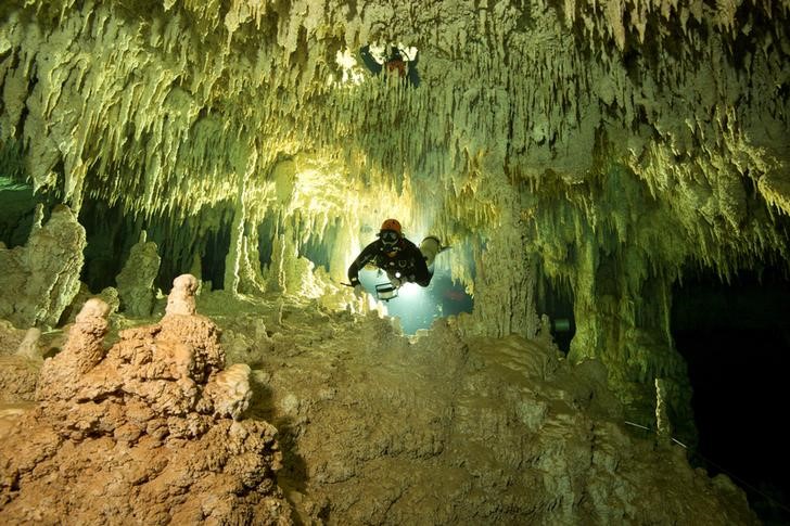 © Reuters. Hallan la cueva inundada más grande del mundo en México