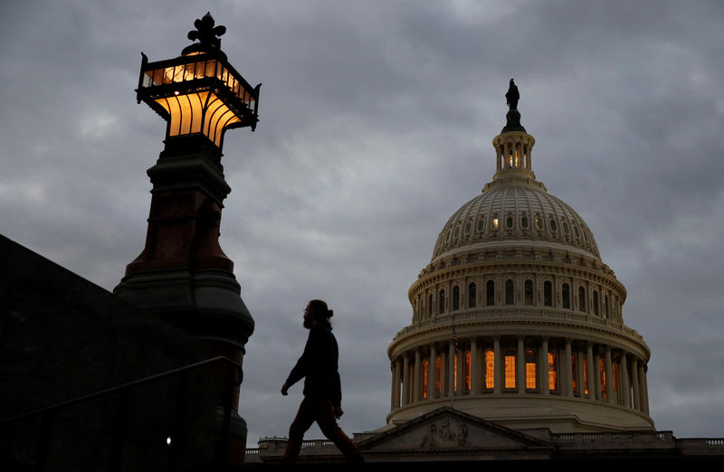 © Reuters. The U.S. Capitol building is lit at dusk ahead of planned votes on tax reform in Washington