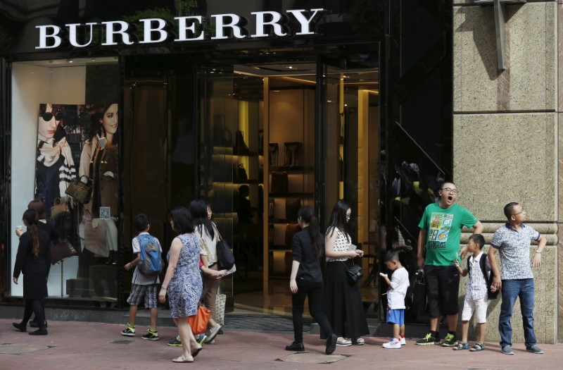 © Reuters. Shoppers wait outside a Burberry store at Causeway Bay shopping district in Hong Kong