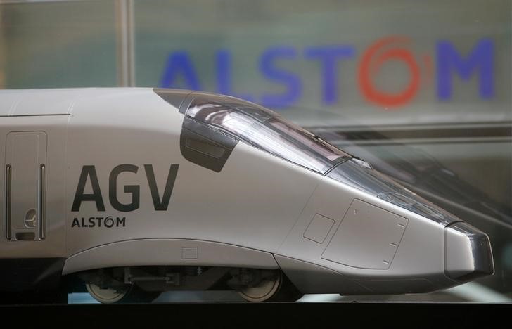 © Reuters. Модель поезда высокоскоростного поезда AGV на фоне логотип Alstom