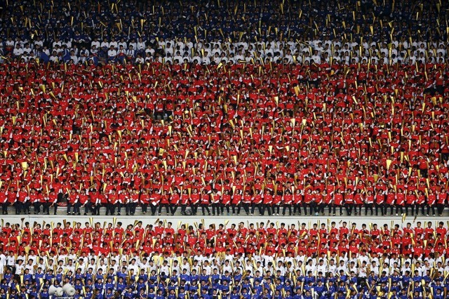 © Reuters. Norte-coreanos torcem durante partida de futebol contra as Filipinas em Pyongyang, na Coreia do Norte