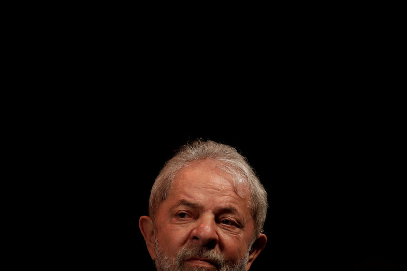 © Reuters. Ex-presidente Luiz Inácio Lula da Silva durante evento com classe artística do Rio de Janeiro