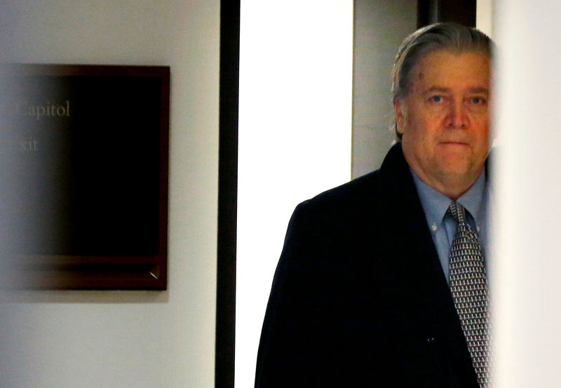 © Reuters. Steve Bannon, ex-estrategista-chefe do presidente dos Estados Unidos, Donald Trump, chega à comissão de inteligência da Câmara dos Deputados, em Washington