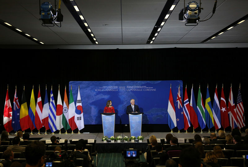 © Reuters. U.S. Secretary of State Rex Tillerson and Canada’s Foreign Minister Chrystia Freeland speak at a news conference during the Foreign Ministers’ Meeting on Security and Stability on the Korean Peninsula in Vancouver, British Columbia