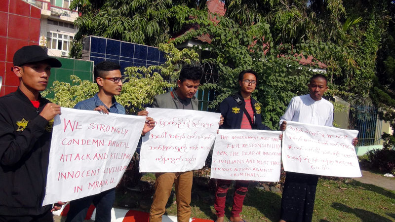 © Reuters. Moradores do Estado de Rakhine, em Mianmar, protestam contra morte de manifestantes em Sittwe