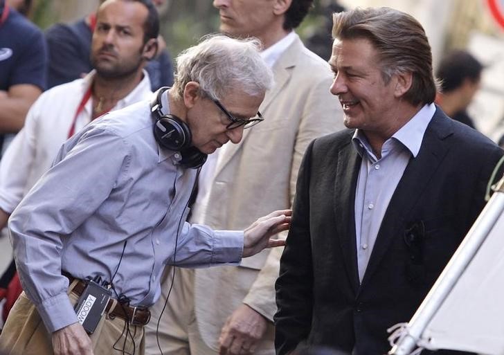 © Reuters. Diretor Woody Allen e ator Alec Baldwin conversam durante gravação de filme em Roma, Itália